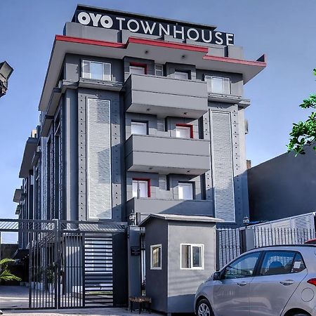 Oyo Townhouse 044 Sector 14 Gurugram Hotel Gurgaon Buitenkant foto