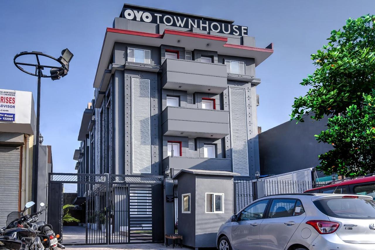 Oyo Townhouse 044 Sector 14 Gurugram Hotel Gurgaon Buitenkant foto