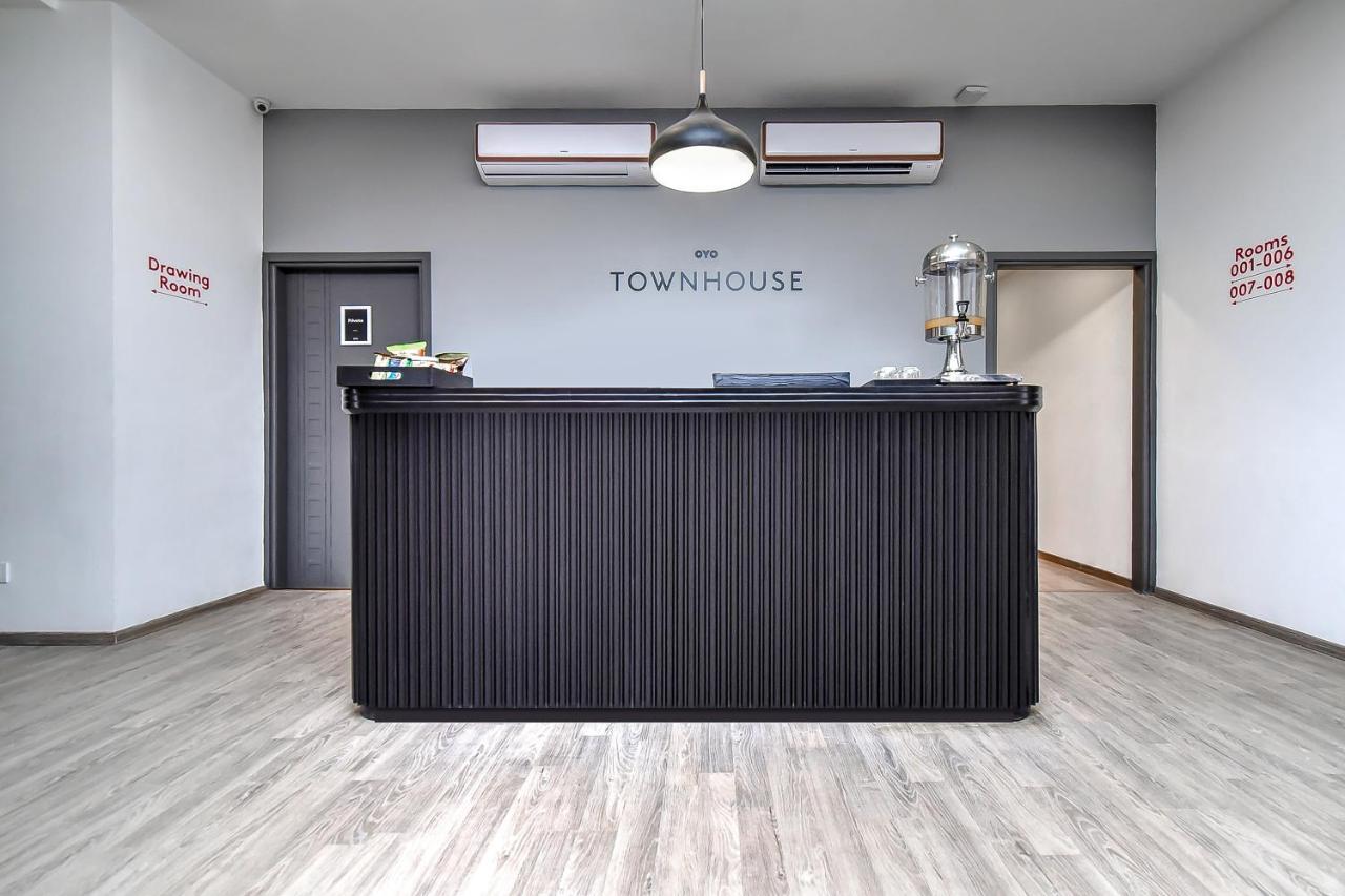 Oyo Townhouse 044 Sector 14 Gurugram Hotel Gurgaon Buitenkant foto