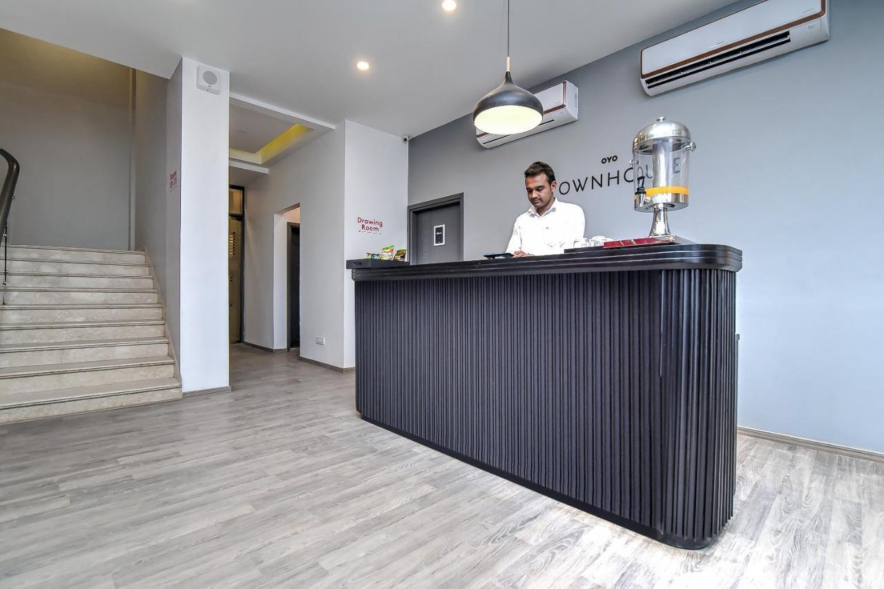 Oyo Townhouse 044 Sector 14 Gurugram Hotel Gurgaon Buitenkant foto
