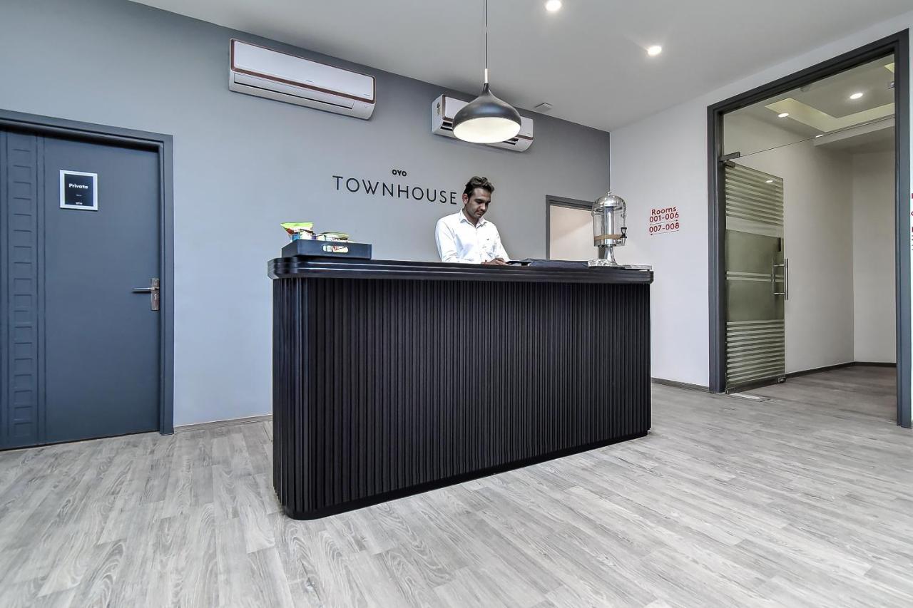 Oyo Townhouse 044 Sector 14 Gurugram Hotel Gurgaon Buitenkant foto