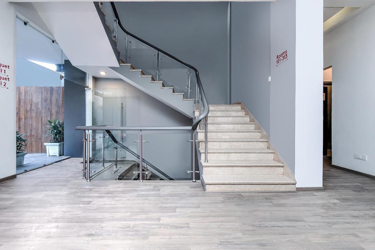 Oyo Townhouse 044 Sector 14 Gurugram Hotel Gurgaon Buitenkant foto