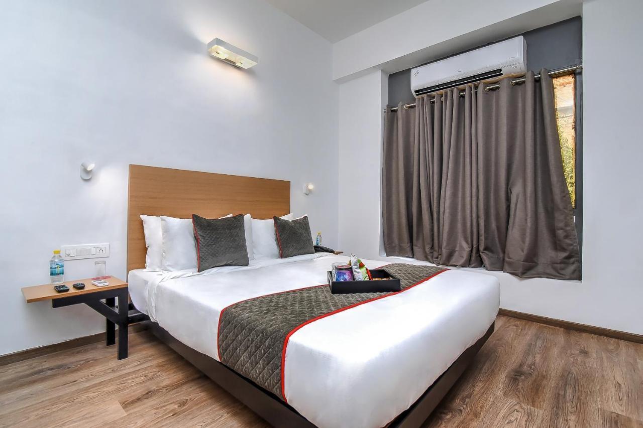 Oyo Townhouse 044 Sector 14 Gurugram Hotel Gurgaon Buitenkant foto